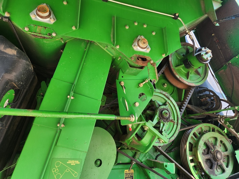 Combines & Harvesting Equipment  John Deere 9500 Combine  Photo