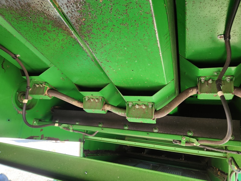 Combines & Harvesting Equipment  John Deere 9500 Combine  Photo