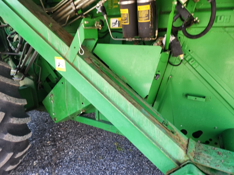 Combines & Harvesting Equipment  John Deere 9500 Combine  Photo