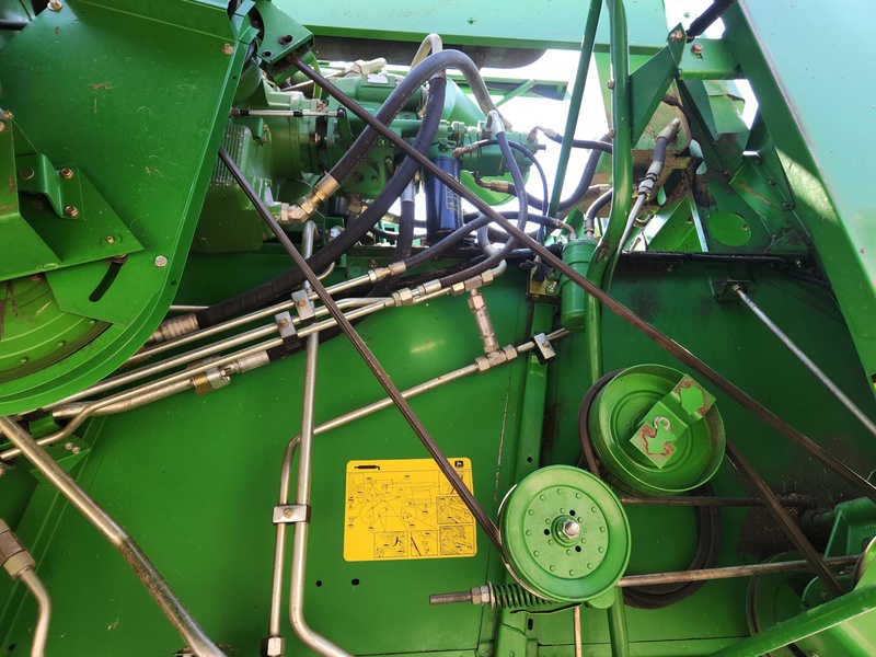 Combines & Harvesting Equipment  John Deere 9500 Combine  Photo