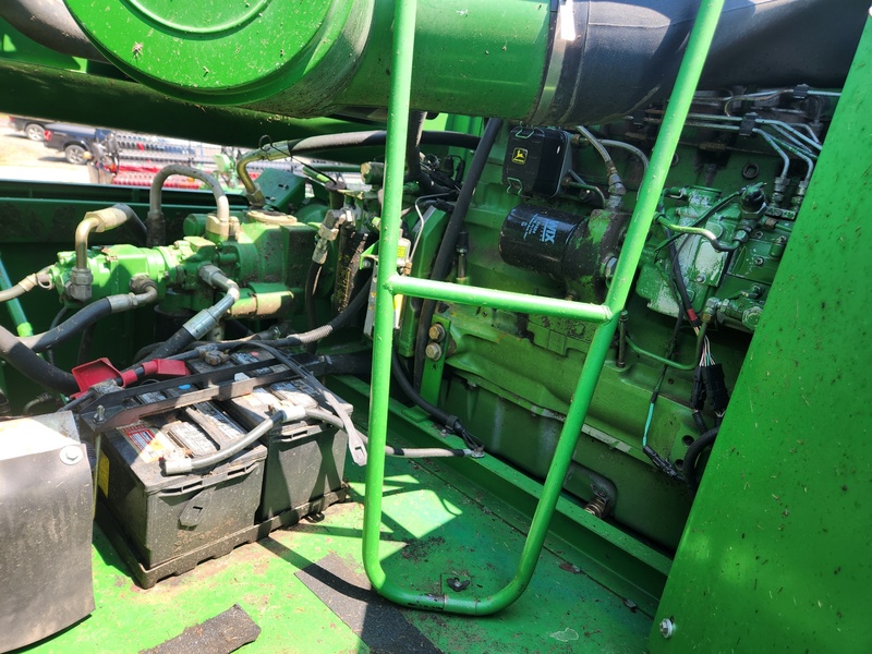 Combines & Harvesting Equipment  John Deere 9500 Combine  Photo