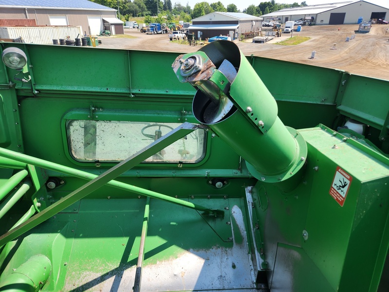 Combines & Harvesting Equipment  John Deere 9500 Combine  Photo
