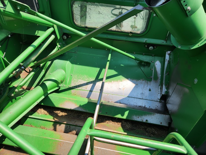 Combines & Harvesting Equipment  John Deere 9500 Combine  Photo