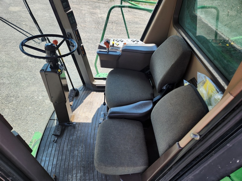 Combines & Harvesting Equipment  John Deere 9500 Combine  Photo