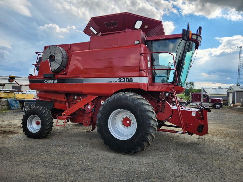 Combines & Harvesting Equipment  Case IH 2388 Combine   Photo