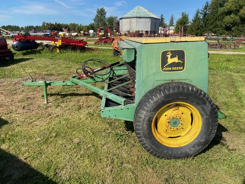 Chemical/Fertilizer Application  John Deere Grass Fertilizer - Model 8350 Photo