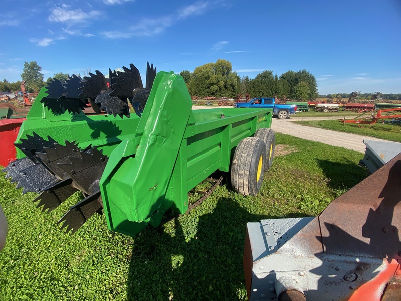 Manure Equipment  John Deere Manure Spreader - Model 680 Photo