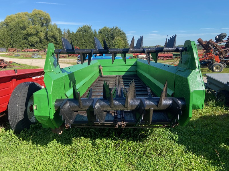 Manure Equipment  John Deere Manure Spreader - Model 680 Photo
