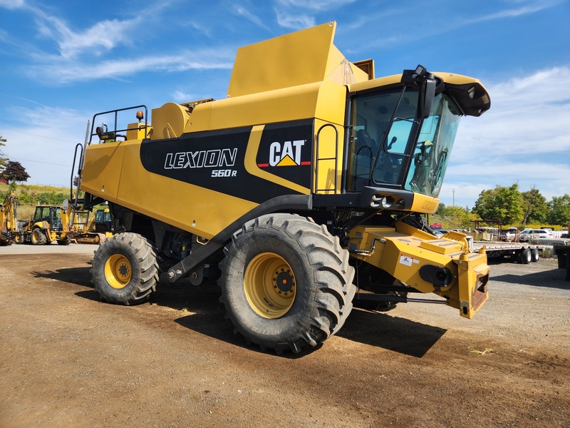 Combines & Harvesting Equipment  Caterpillar Lexion 560R Combine  Photo