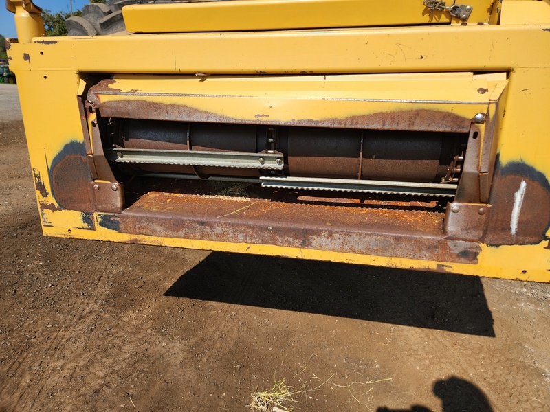 Combines & Harvesting Equipment  Caterpillar Lexion 560R Combine  Photo