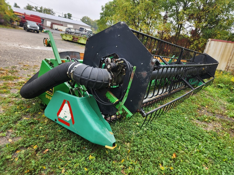 Combines & Harvesting Equipment  John Deere 922 Flex with Air Reel Photo