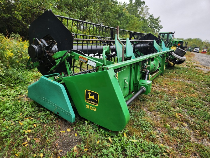 Combines & Harvesting Equipment  John Deere 922 Flex with Air Reel Photo