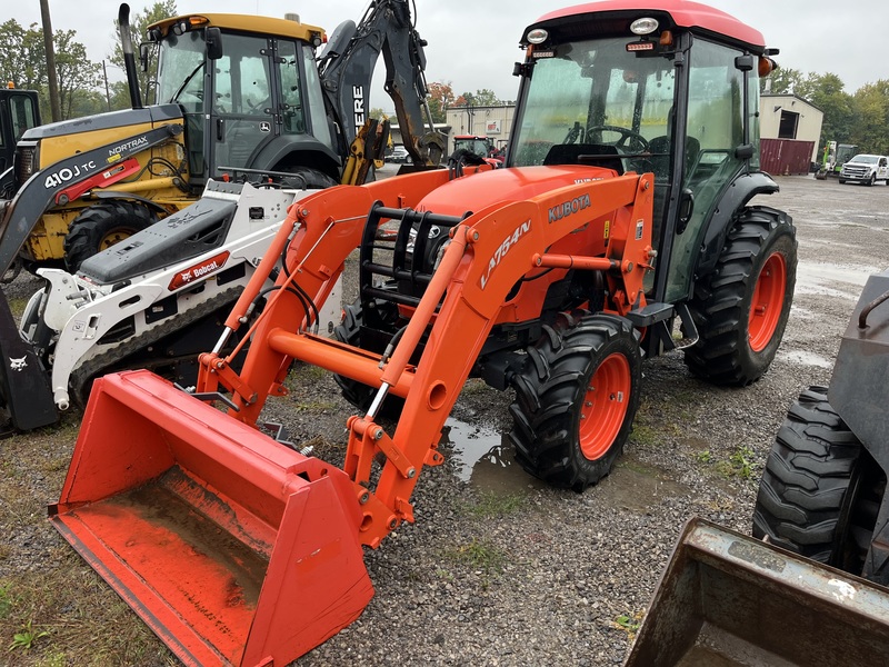 Kubota M7040 Loader Tractor for sale 
