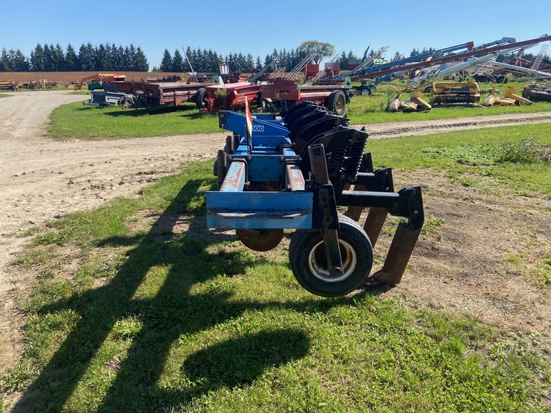 Tillage - Cultivators  DMI 500 Ripper - 5 Shank Photo