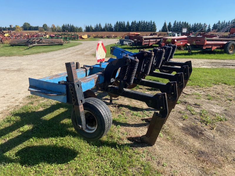 Tillage - Cultivators  DMI 500 Ripper - 5 Shank Photo