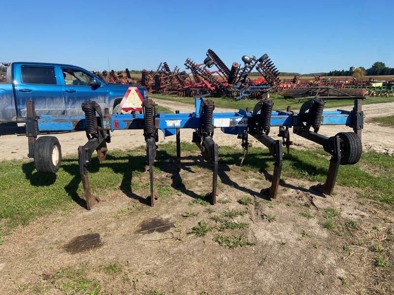 Tillage - Cultivators  DMI 500 Ripper - 5 Shank Photo