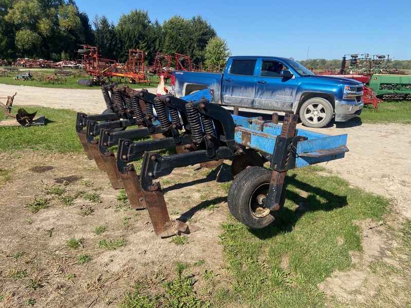 Tillage - Cultivators  DMI 500 Ripper - 5 Shank Photo