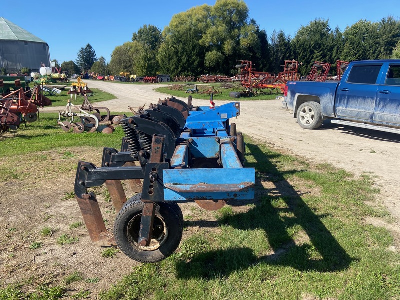 Tillage - Cultivators  DMI 500 Ripper - 5 Shank Photo