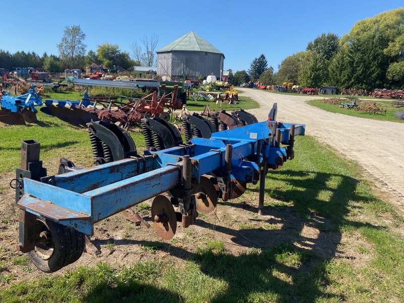 Tillage - Cultivators  DMI 500 Ripper - 5 Shank Photo