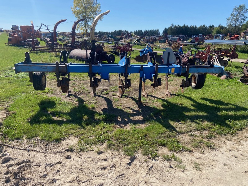 Tillage - Cultivators  DMI 500 Ripper - 5 Shank Photo