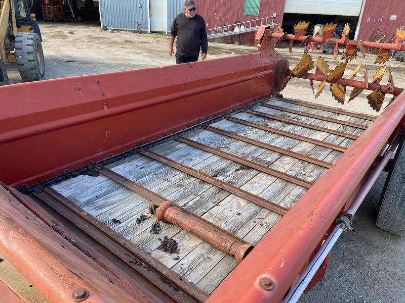 Manure Equipment  NH 518 Manure Spreader Photo
