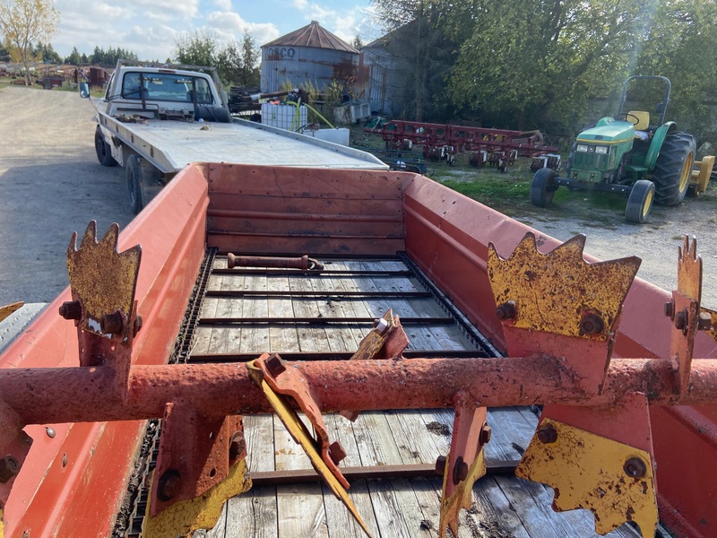 Manure Equipment  NH 518 Manure Spreader Photo