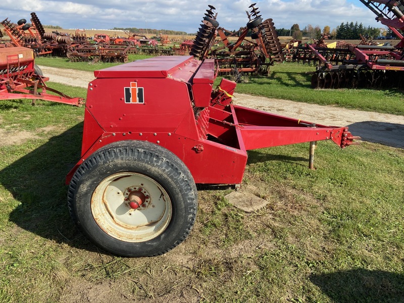 Chemical/Fertilizer Application  IH 5100 Seed Drill Photo