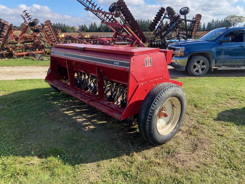 Chemical/Fertilizer Application  IH 5100 Seed Drill Photo