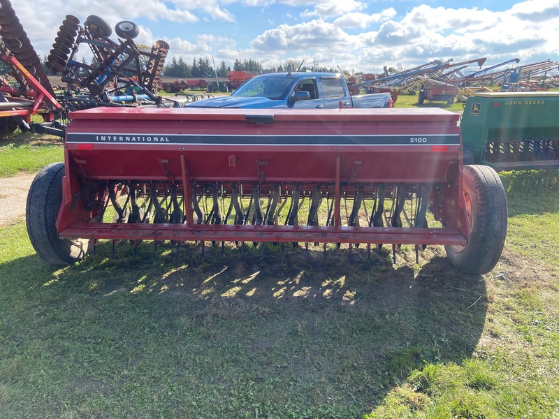 Chemical/Fertilizer Application  IH 5100 Seed Drill Photo