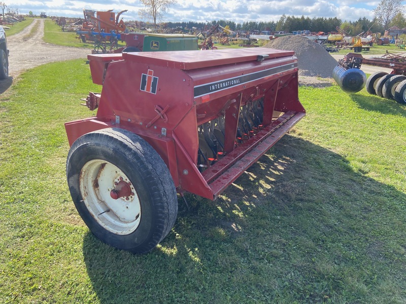 Chemical/Fertilizer Application  IH 5100 Seed Drill Photo