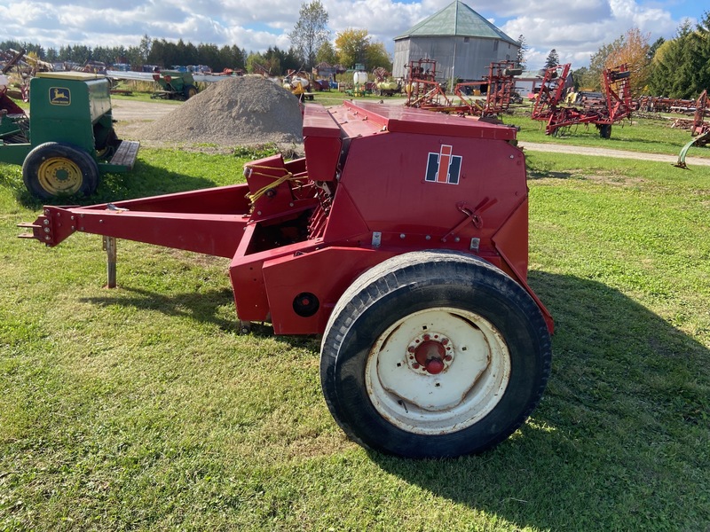 Chemical/Fertilizer Application  IH 5100 Seed Drill Photo