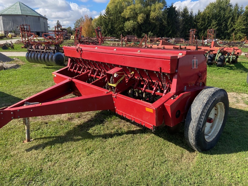 Chemical/Fertilizer Application  IH 5100 Seed Drill Photo