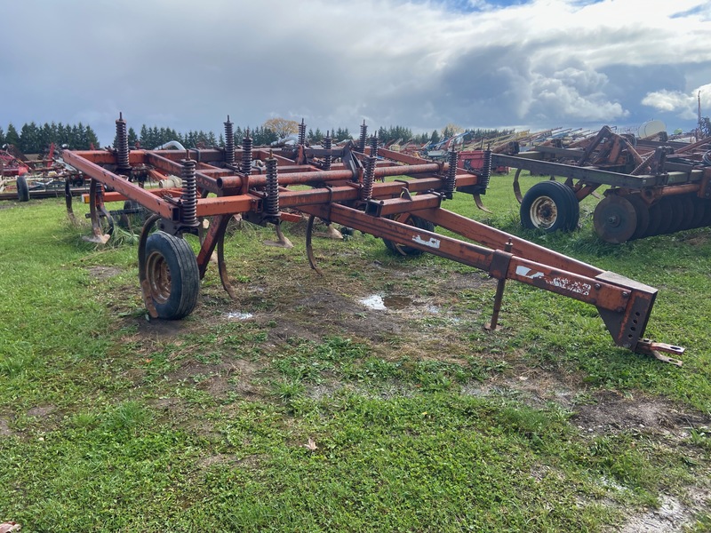 Allis-Chalmers 1600 Chisel Plow