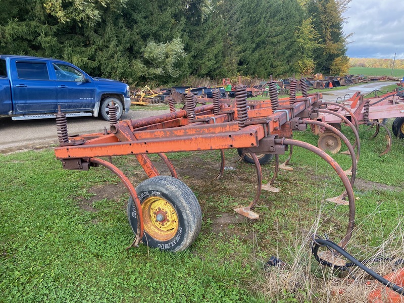 Tillage - Plows  Allis-Chalmers 1600 Chisel Plow Photo