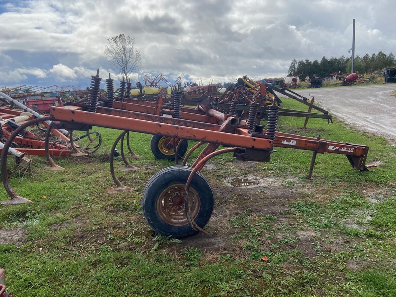 Tillage - Plows  Allis-Chalmers 1600 Chisel Plow Photo