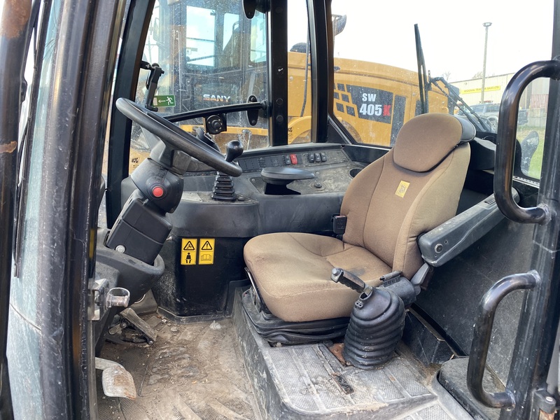 JCB 409 Compact Wheel Loader with plow 
