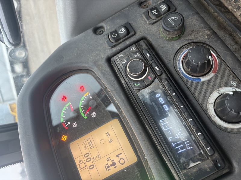 New Holland W80C Loader with Metal Pless 10-16LE