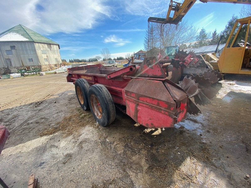 Manure Equipment  Manure Spreader - New Holland 185 Photo