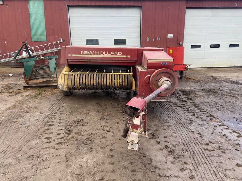 Harvesting Equipment  New Holland 326 - Baler Photo