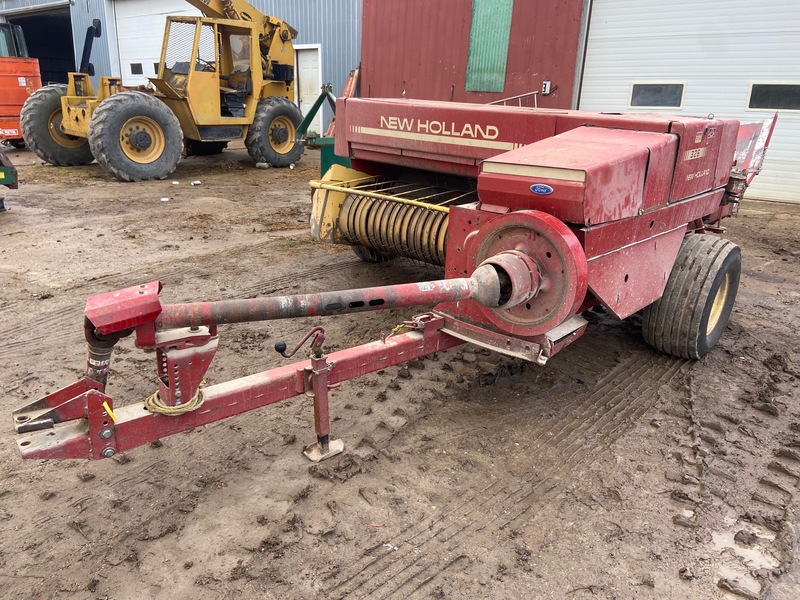 Harvesting Equipment  New Holland 326 - Baler Photo