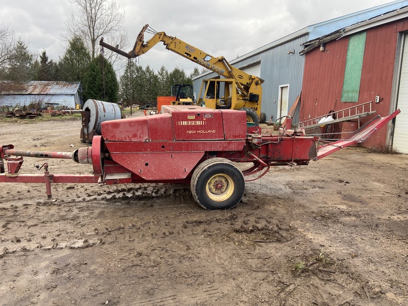Harvesting Equipment  New Holland 326 - Baler Photo