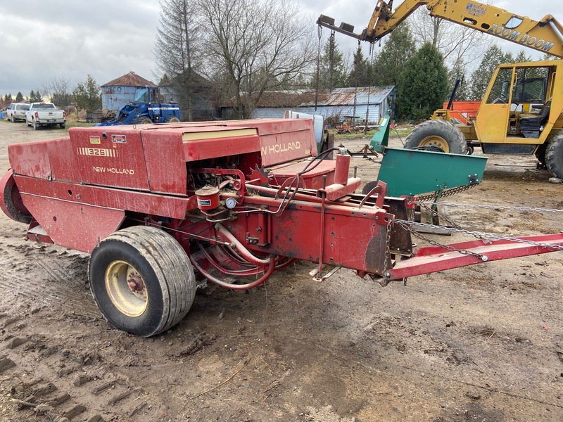 Harvesting Equipment  New Holland 326 - Baler Photo