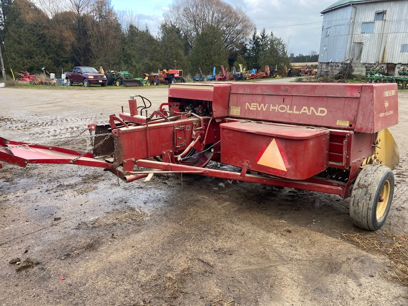 Harvesting Equipment  New Holland 326 - Baler Photo