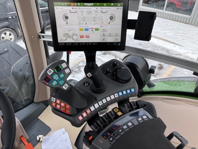 Tractors  Fendt 933 Tractor Photo