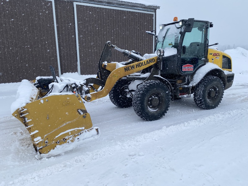 New Holland W80C Loader with Metal Pless 10-16LE
