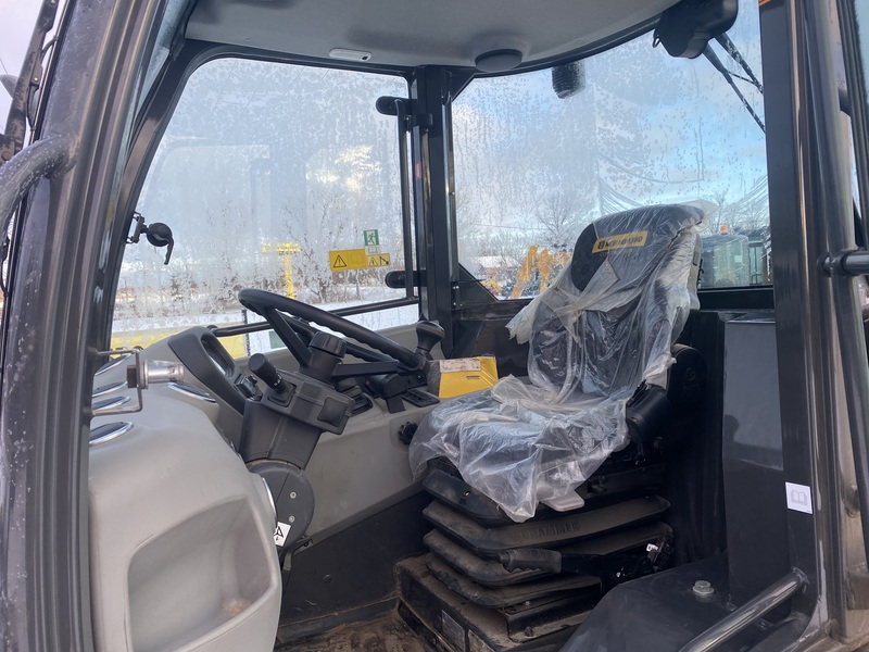 New Holland W80C Loader with Metal Pless 10-16LE