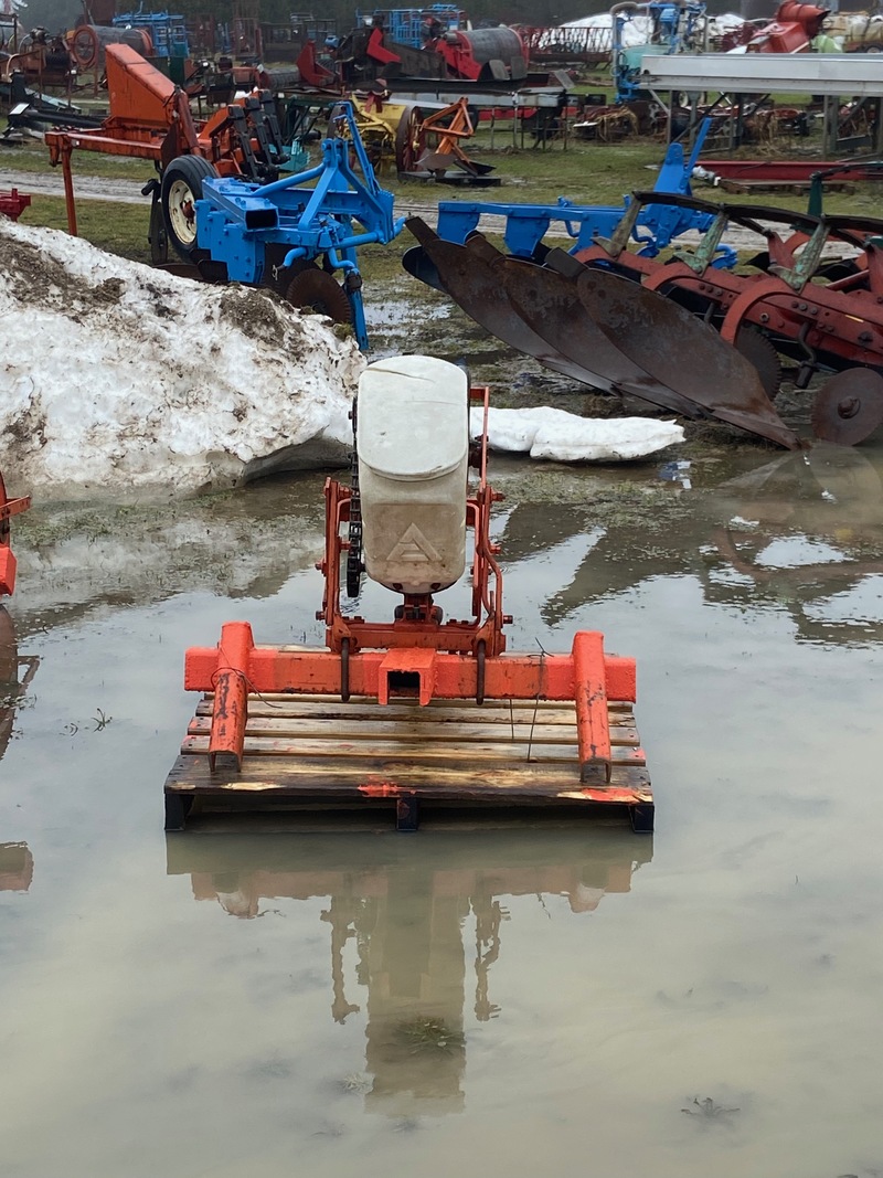 Planting  Allis Chalmers Planter - 1 Row - 3PT Photo