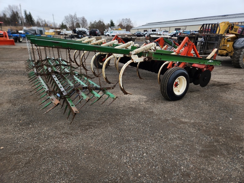 Soil Savers and Chisel Plows  Glencoe SS11 Soil Saver  Photo