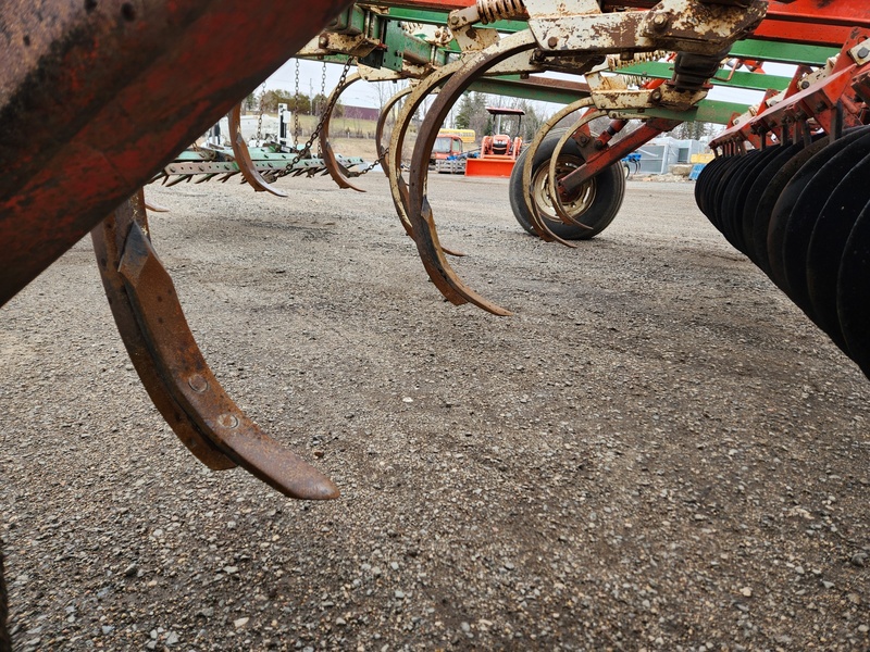 Soil Savers and Chisel Plows  Glencoe SS11 Soil Saver  Photo