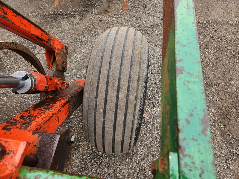 Soil Savers and Chisel Plows  Glencoe SS11 Soil Saver  Photo